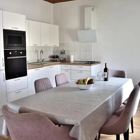 Leonora Apartament *
