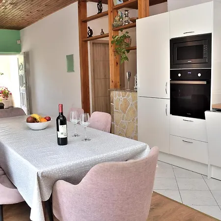 Leonora * Vodice