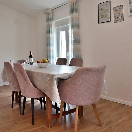 Leonora Apartament *