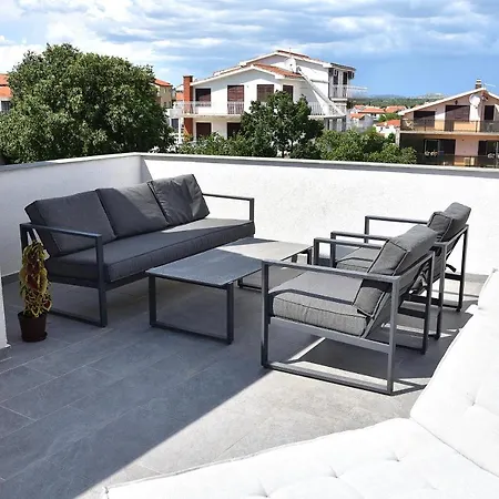 Leonora Apartman *