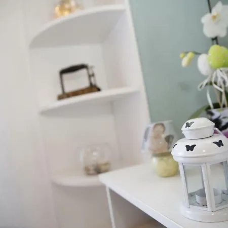 Leonora Apartment *